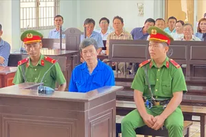 Cựu công chức địa chính tự làm hồ sơ cấp đất cho vợ, con