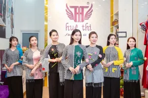 Độc đáo bộ sưu tập áo bà ba từ chất liệu khăn rằn Nam Bộ 