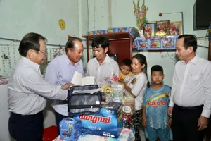 Nguyên Phó Thủ tướng Thường trực Trương Hòa Bình thăm hỏi, động viên ngư dân Bạc Liêu