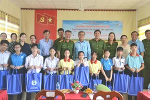 Trường Đại học Cảnh sát nhân dân tặng quà cho trẻ khuyết tật ở Cần Thơ