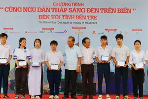 Ngư dân Bến Tre: 'Quà ý nghĩa, ngư dân được cập nhật thêm kiến thức pháp luật về biển'