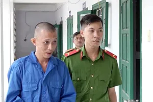 Nhờ xe ôm đóng giả cha ruột để lừa chiếm đoạt mô tô