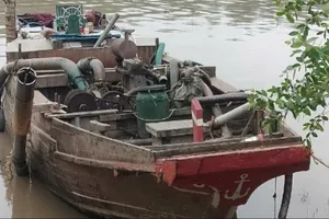 1 công an ở Vĩnh Long bị thương phải cắt 2 chân khi bắt cát lậu