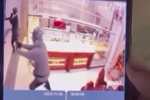 Hai thanh niên cầm vật giống súng xông vào cướp tiệm vàng ở Trà Vinh