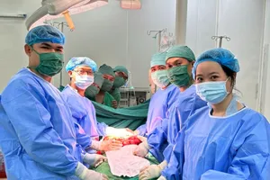 Cắt khối u nặng gần 4kg trong dạ dày cụ bà 75 tuổi