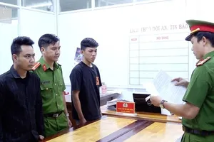 Mua bán pháo, cặp vợ chồng ở Long Xuyên bị khởi tố