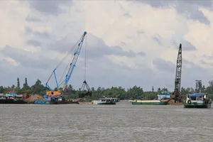 Khai thác cát trên sông Tiền. Ảnh: HD