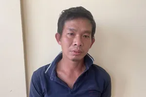 Xô ghế, dùng nón bảo hiểm đánh vào mặt CSGT ngay tại trụ sở