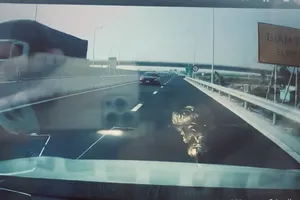 Thót tim với ô tô chạy ngược chiều trên cao tốc Mỹ Thuận - Cần Thơ