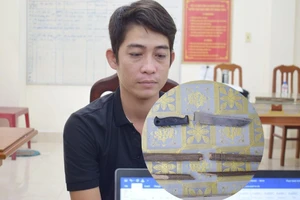 Nam thanh niên cầm dao rượt đuổi, tấn công công an xã 