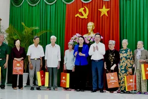 Chủ tịch nước Võ Văn Thưởng tặng quà tết tại Vĩnh Long