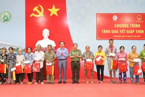 Đoàn ĐBQH TP Cần Thơ tặng trên 1.000 phần quà tết cho các hộ gia đình khó khăn