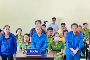 Phạt tù gia đình tạt nước sôi công an ở An Giang 