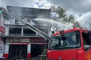 Cần Thơ: Đám cháy ở cơ sở sửa chữa ô tô đã được dập tắt