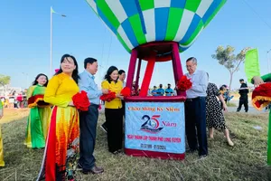 Khinh khí cầu rực rỡ mừng 25 năm thành lập TP Long Xuyên