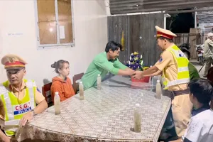 Công an TP Cần Thơ giúp bé trai đi lạc về nhà an toàn 