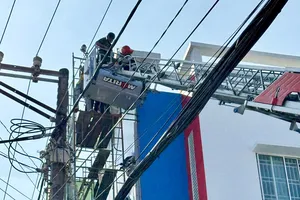 Giải cứu 2 công nhân bị điện giật ở độ cao 15 mét