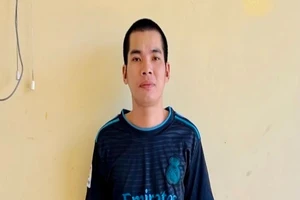 Nam thanh niên chạy xe theo sàm sỡ các học sinh 