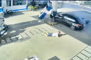 Đạp nhầm chân ga, ô tô tông 3 xe máy, tông bay cả trụ xăng