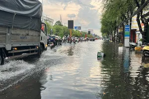 Đường phố Cần Thơ ngập nhưng người dân vẫn vui vì cơn mưa vàng giải nhiệt