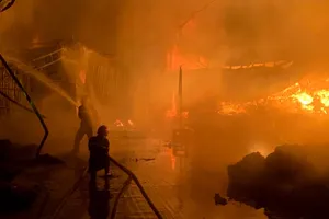 Lửa thiêu rụi một kho phế liệu ở An Giang 