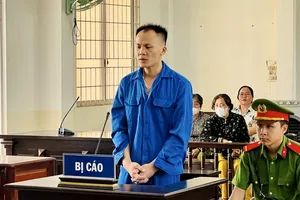 Bị kiểm tra, người đàn ông điều khiển vỏ lãi tông xuồng cảnh sát phòng chống buôn lậu