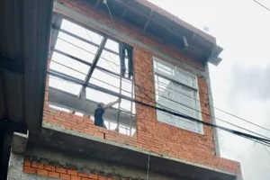 1 thợ hồ ở Vĩnh Long bị điện giật tử vong khi đi làm nhà