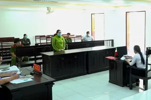 Nổ quen chánh toà hình sự Vĩnh Long để lừa đảo 