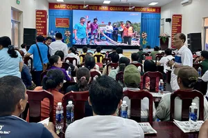 Chương trình 'Cùng ngư dân thắp sáng đèn trên biển' đến với tỉnh Tiền Giang