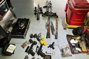 Phát hiện thanh niên tàng trữ 'kho' súng, lựu đạn trong nhà
