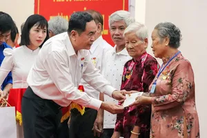 Chủ tịch Quốc hội Trần Thanh Mẫn tặng quà cho người có công với cách mạng ở Hậu Giang