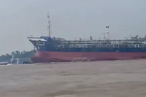 Vụ tàu chở hàng va chạm phà ở sông Vàm Nao: Phà không được phép chở ô tô