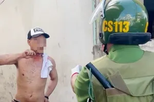 An Giang: Cha tưới xăng lên người, dọa tự tử cùng con gái