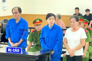 2 mẹ con cùng vào tù vì vận chuyển trái phép USD qua biên giới