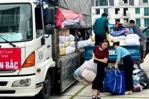 Đại diện báo Pháp Luật TP.HCM phối hợp trao tặng gần 7 tấn hàng cho người dân gặp khó khăn sau bão, lũ ở Cao Bằng