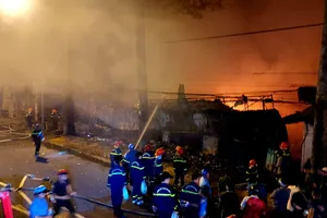 Cháy cửa hàng kinh doanh quần áo gần trường Đại học Đồng Tháp, phải sơ tán người dân