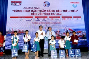 Toàn cảnh Chương trình 'Cùng ngư dân thắp sáng đèn trên biển' tại tỉnh Cà Mau
