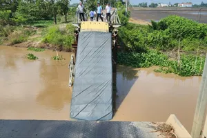 Xe tải làm sập cầu ở An Giang