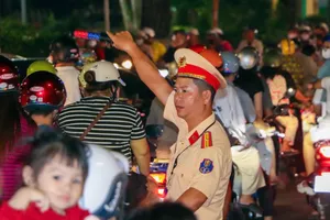 CSGT TP Cần Thơ căng mình điều tiết giao thông đêm Tết dương lịch 2025