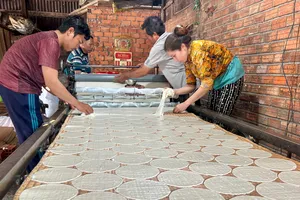 Làng bánh phồng Phú Mỹ bội thu mùa Tết 