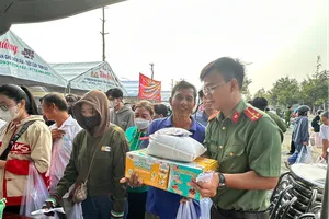 Tết ấm áp từ 'Phiên chợ 0 đồng – San sẻ yêu thương' của Công an tỉnh An Giang