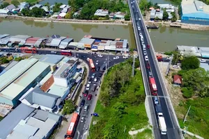 TP Long Xuyên: Người dân hành hương đầu năm, giao thông hỗn loạn 