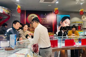 Cần Thơ: Nhộn nhịp thị trường hàng hóa ngày vía Thần Tài