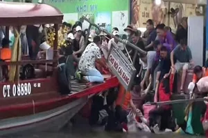 Thông tin mới vụ du khách rơi xuống sông tại chợ nổi Cái Răng