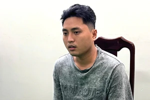 Qua phà không mua vé, thanh niên còn dùng dao chém nhân viên soát vé