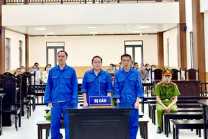 3 bị cáo nhận hối lộ rồi ký hiệu "1cm tương đương 100.000 đồng" 