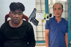 An Giang: Bắt quả tang 2 người tàng trữ trái phép chất ma tuý và súng