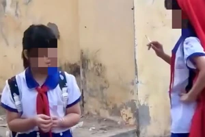 Xôn xao clip 'học sinh tiểu học hút thuốc trong trường'
