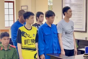 Nhóm bị cáo đưa ma túy, điện thoại vào buồng giam lãnh án 