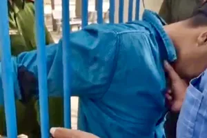 Đang dừng đèn đỏ thì bị người khác dùng vật nhọn tấn công